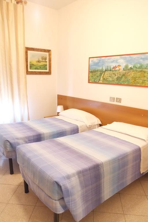 Albergo Italia Di Nardi Renzo & C Snc Poggibonsi Rum bild