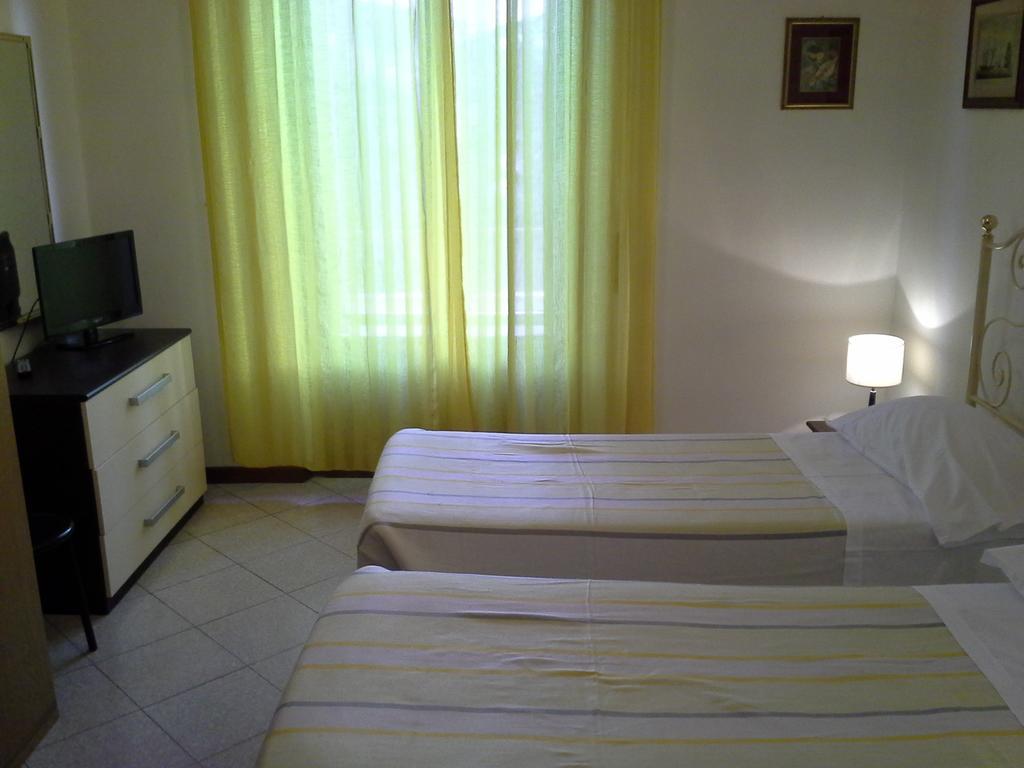 Albergo Italia Di Nardi Renzo & C Snc Poggibonsi Rum bild