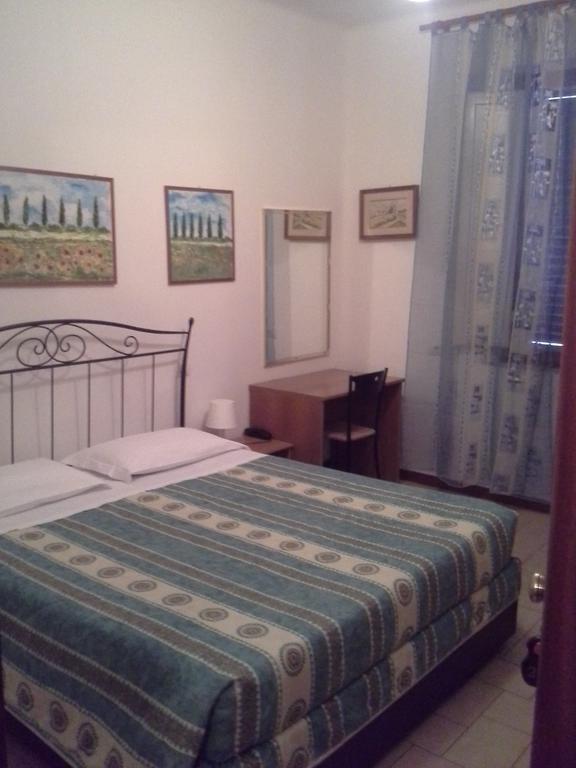 Albergo Italia Di Nardi Renzo & C Snc Poggibonsi Rum bild
